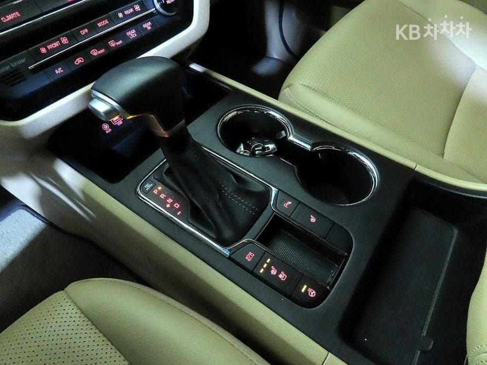 Kia The New (facelift) Carnival9-seater 2.2 Diesel Luxury - 13