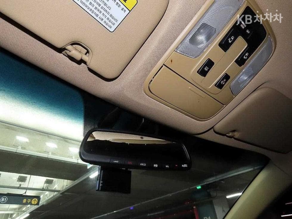 Kia The New (facelift) Carnival9-seater 2.2 Diesel Luxury - 16