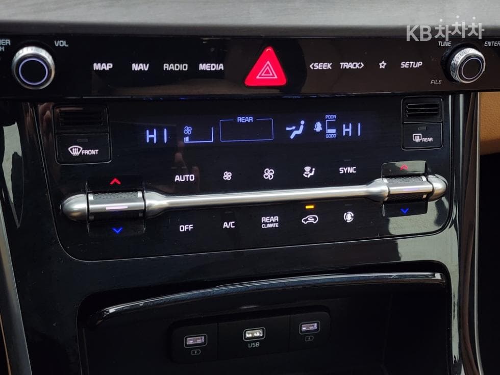 Kia Carnival 4th generationD2.2 9-seater Noblesse - 9