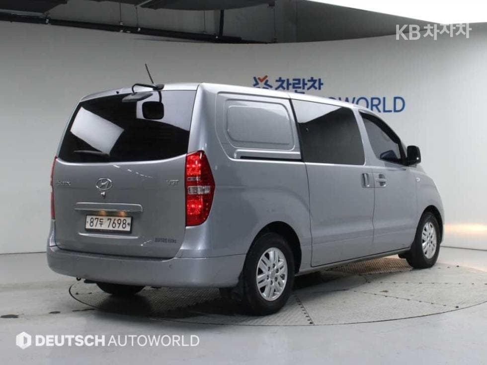 Hyundai Grand Starex5-seater Van Smart - 2