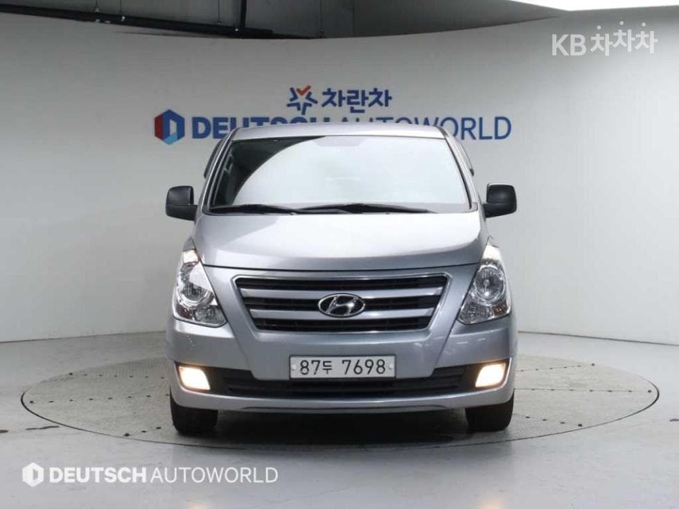 Hyundai Grand Starex5-seater Van Smart - 3