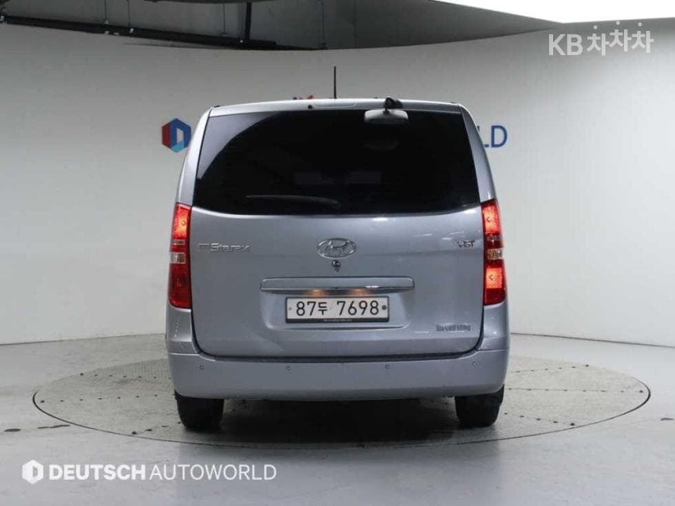 Hyundai Grand Starex5-seater Van Smart - 4