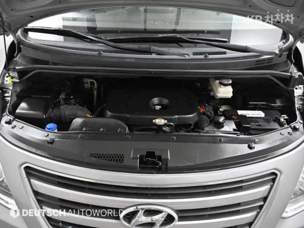 Hyundai Grand Starex5-seater Van Smart - 6