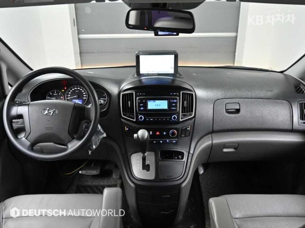 Hyundai Grand Starex5-seater Van Smart - 7