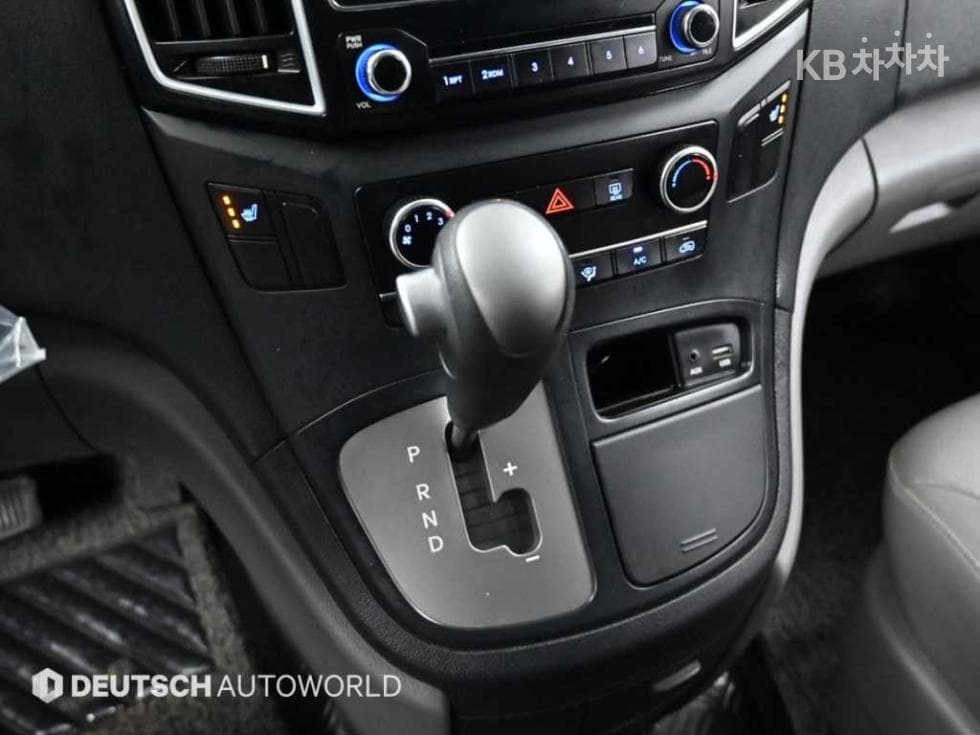 Hyundai Grand Starex5-seater Van Smart - 9