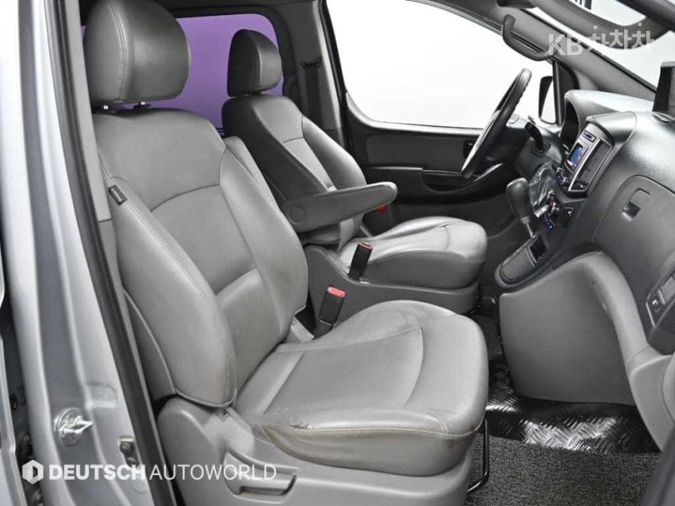 Hyundai Grand Starex5-seater Van Smart - 10