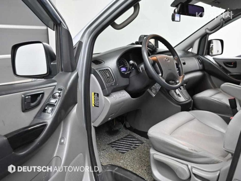 Hyundai Grand Starex5-seater Van Smart - 11