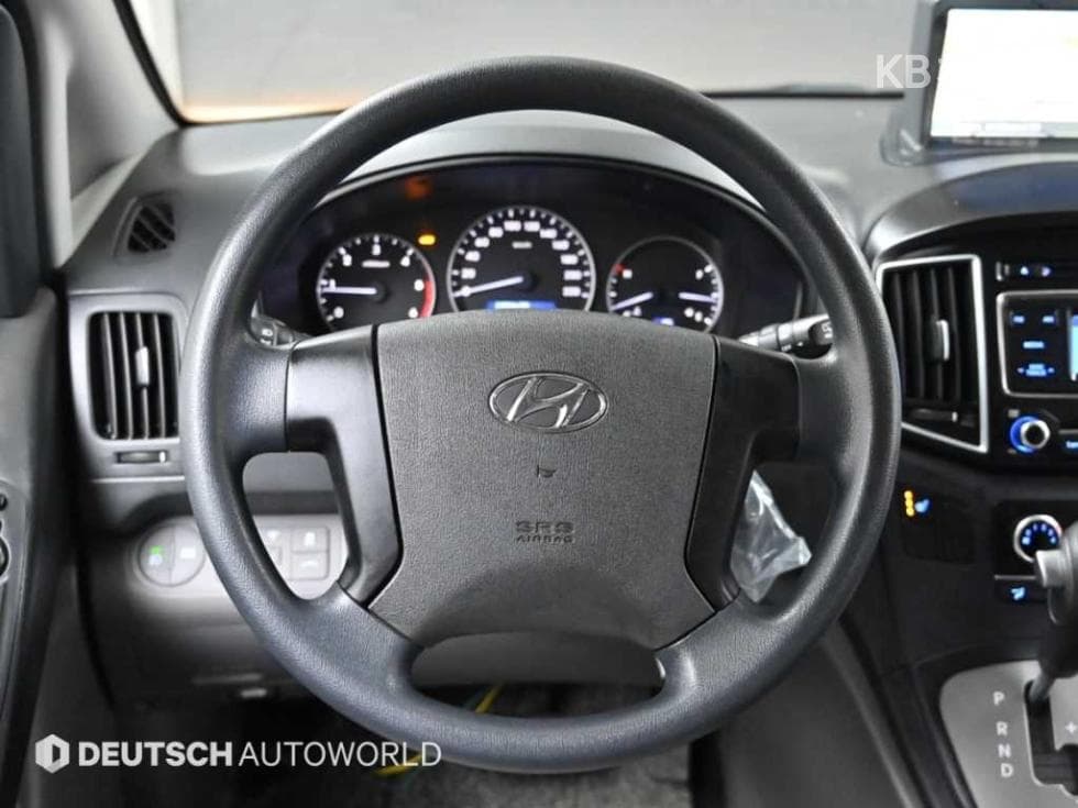 Hyundai Grand Starex5-seater Van Smart - 13