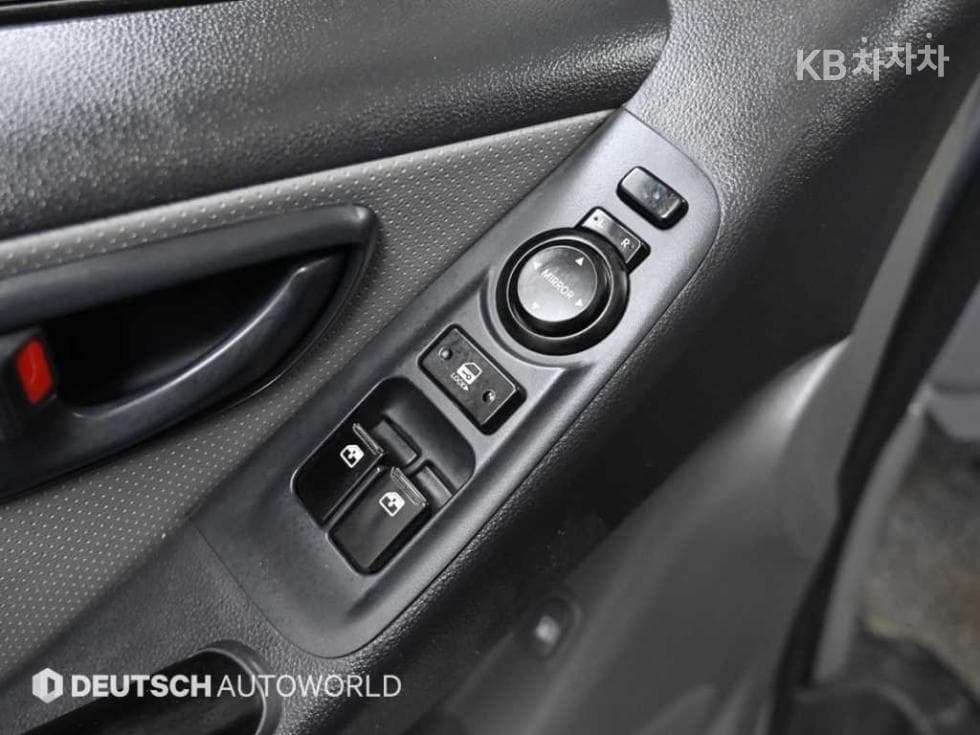 Hyundai Grand Starex5-seater Van Smart - 16