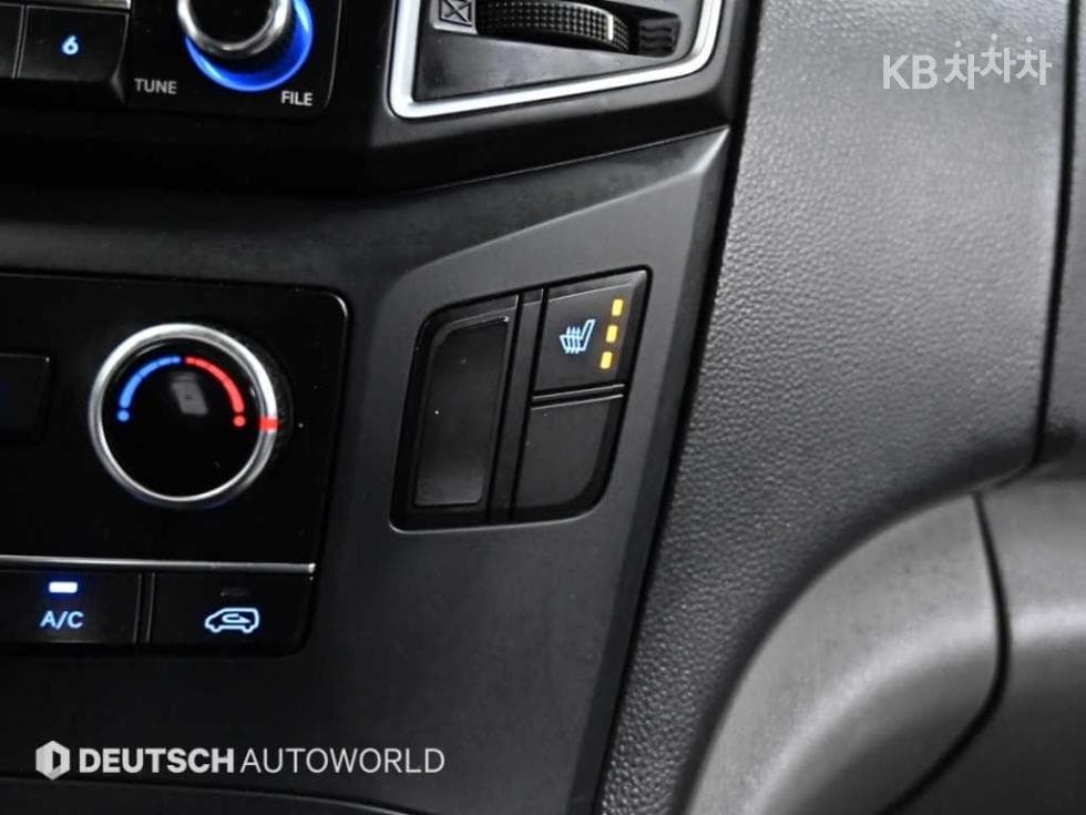 Hyundai Grand Starex5-seater Van Smart - 17