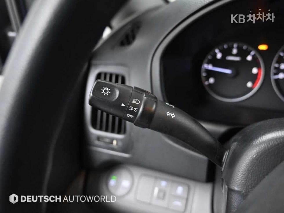 Hyundai Grand Starex5-seater Van Smart - 18