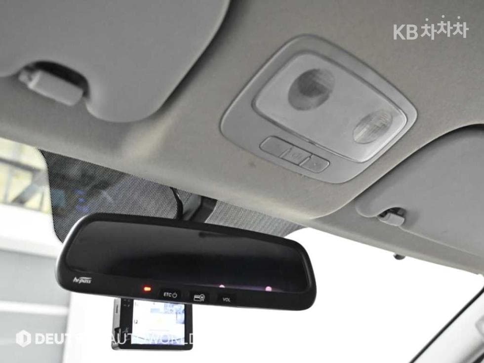 Hyundai Grand Starex5-seater Van Smart - 19