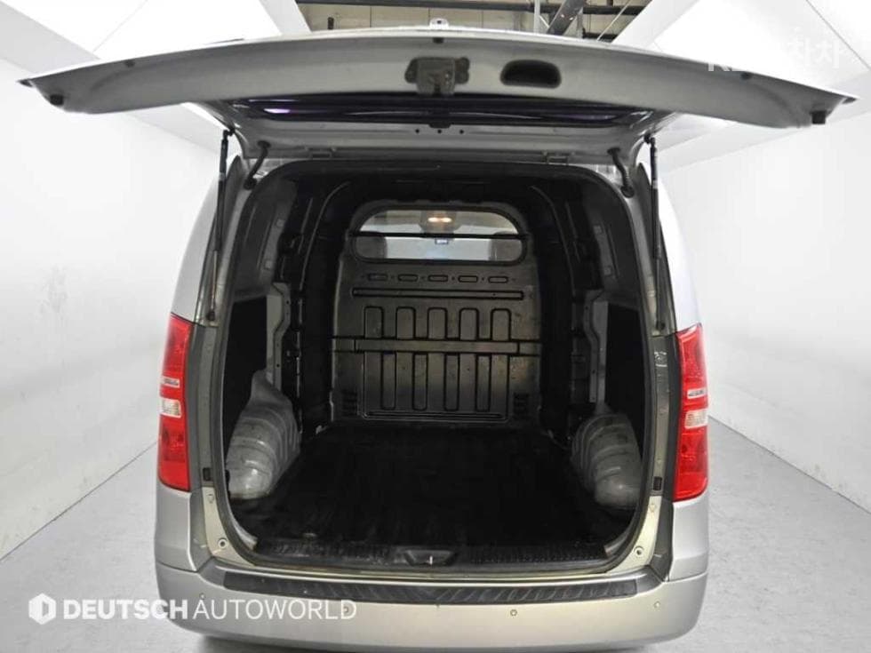 Hyundai Grand Starex5-seater Van Smart - 20