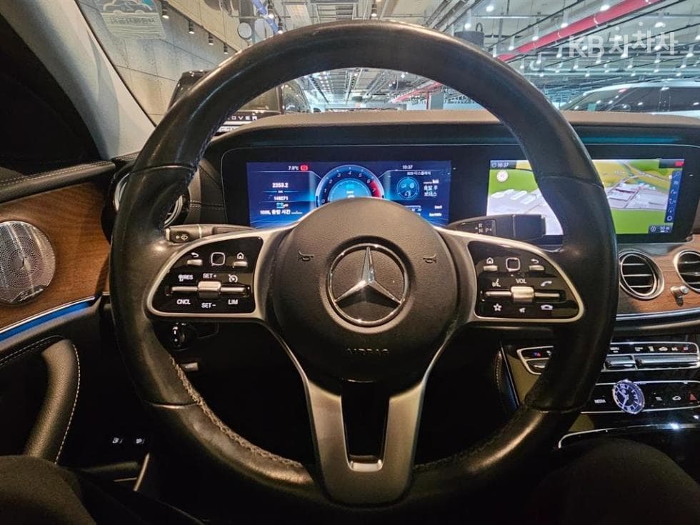 Mercedes-Benz E-Class (W213)E300e Exclusive - 11