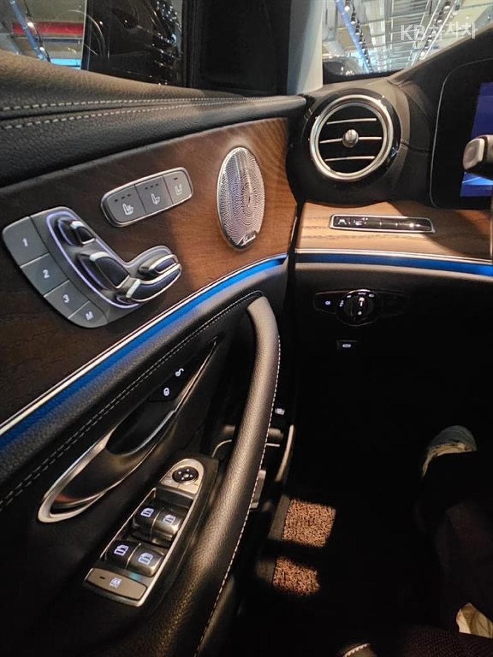 Mercedes-Benz E-Class (W213)E300e Exclusive - 12