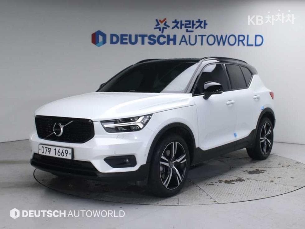 Volvo XC40 T4 AWD R-Design - Image 1