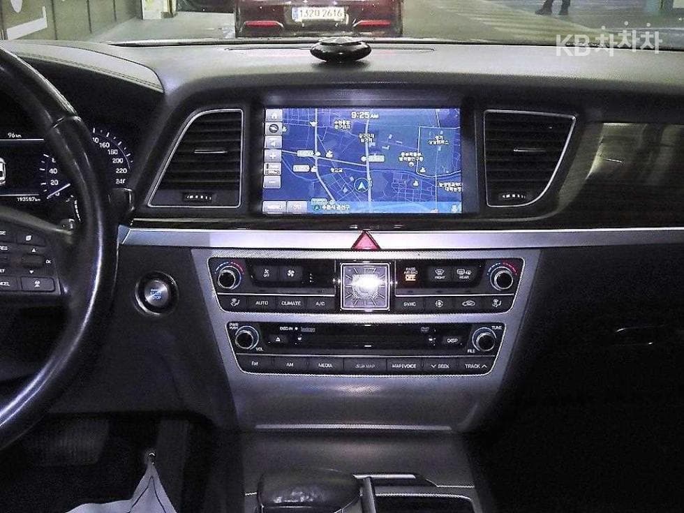 Genesis G803.3 GDI AWD Prestige - 11