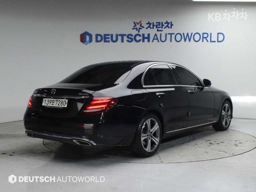 Mercedes-Benz E-Class (W213)E300 Avantgarde - 2