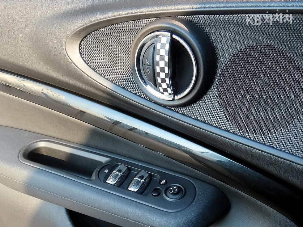 Мини 클럽맨 Второ поколение1.5 Cooper Стандартен - 11