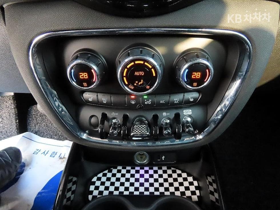 Мини 클럽맨 Второ поколение1.5 Cooper Стандартен - 12