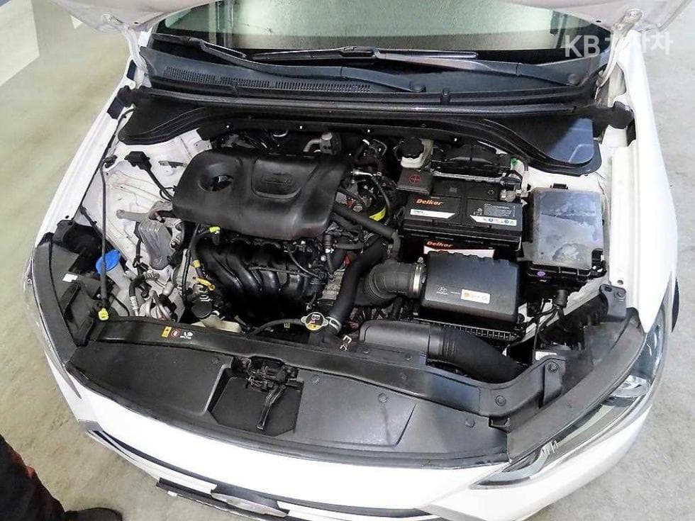 Hyundai Avante (Elantra)AD1.6 GDi Value Plus - 17