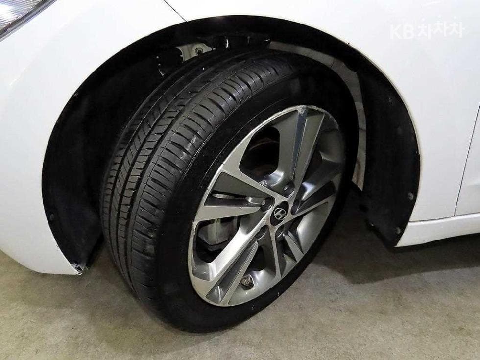 Hyundai Avante (Elantra)AD1.6 GDi Value Plus - 18