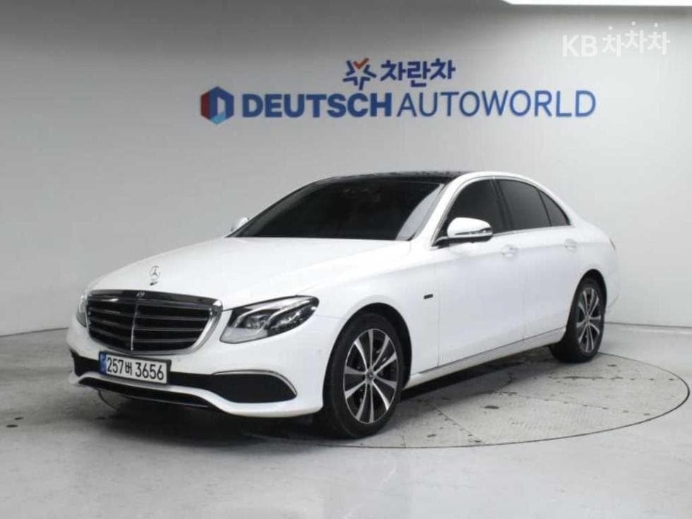 Mercedes-Benz E-Class (W213) E300e Exclusive - Image 1