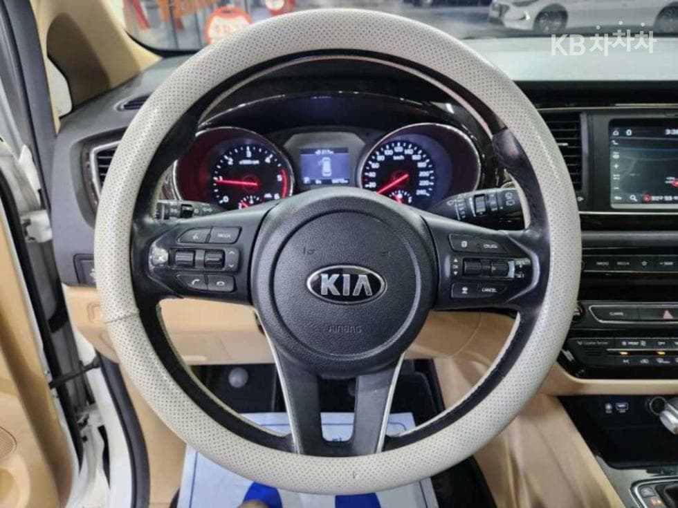 Kia The New (facelift) Carnival9-seater 2.2 Diesel Noblesse Special (special feature/edition) - 8