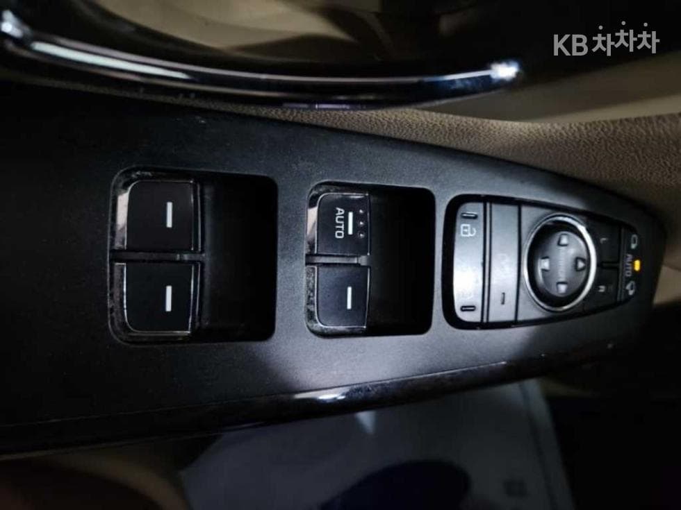 Kia The New (facelift) Carnival9-seater 2.2 Diesel Noblesse Special (special feature/edition) - 10