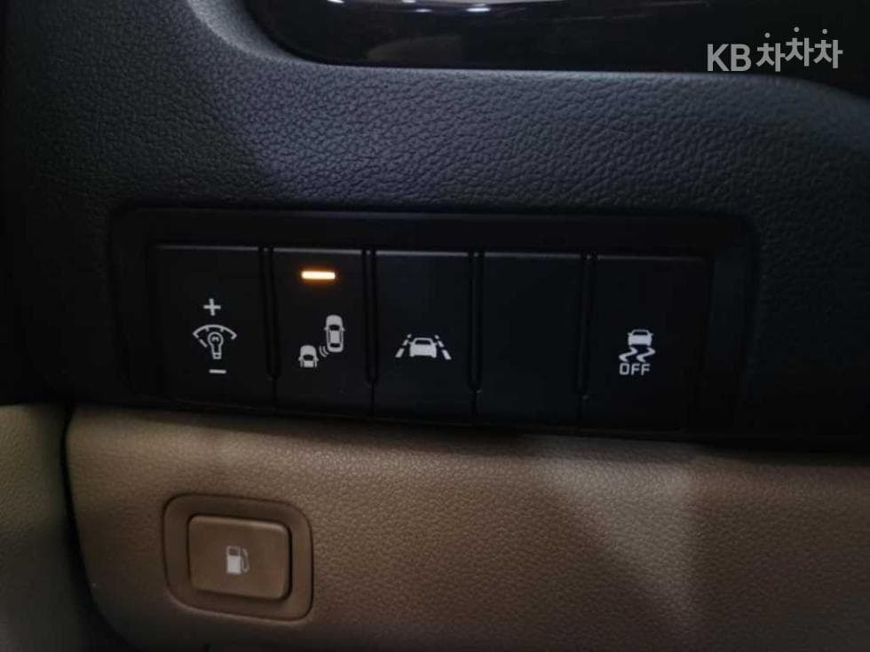 Kia The New (facelift) Carnival9-seater 2.2 Diesel Noblesse Special (special feature/edition) - 12
