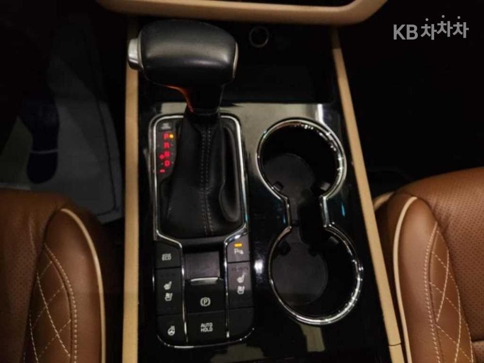 Kia The New (facelift) Carnival9-seater 2.2 Diesel Noblesse Special (special feature/edition) - 16