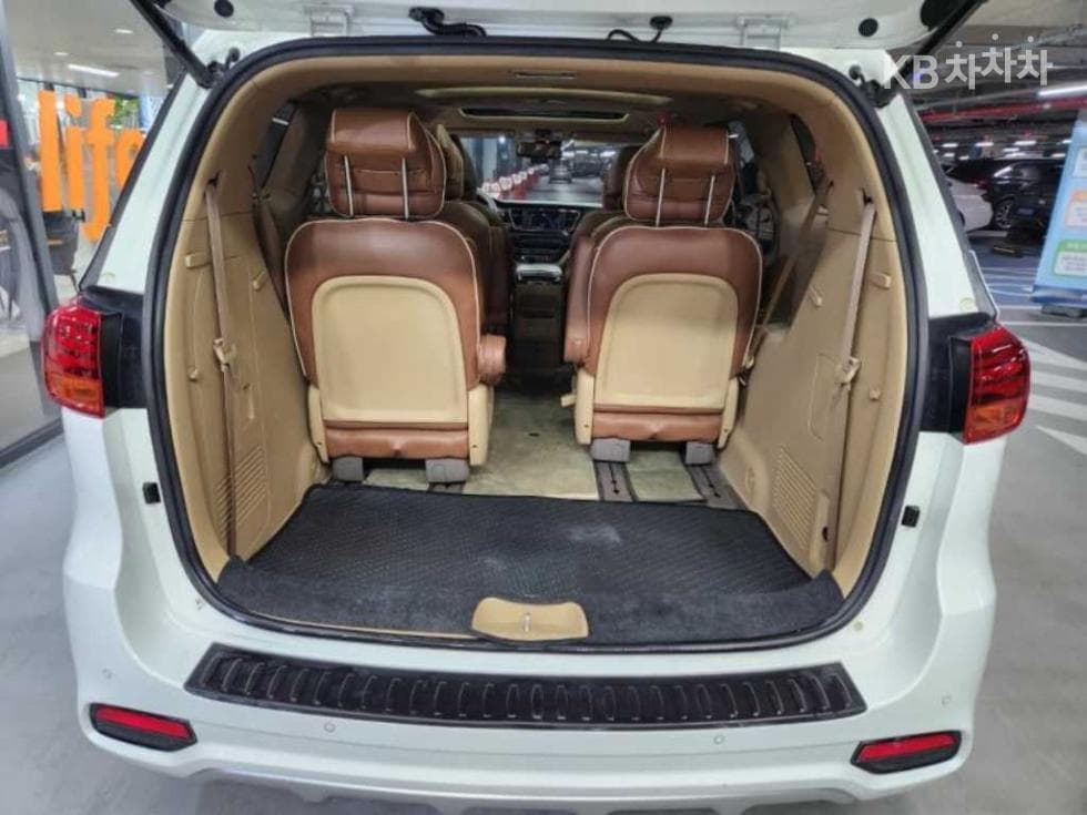 Kia The New (facelift) Carnival9-seater 2.2 Diesel Noblesse Special (special feature/edition) - 17