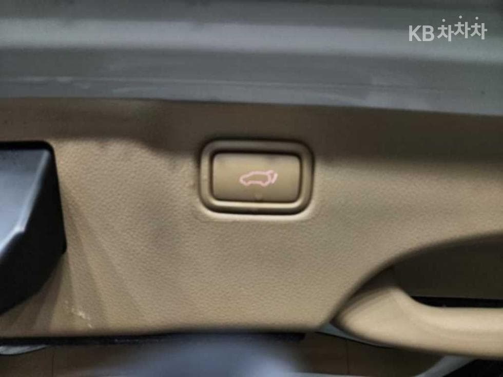 Kia The New (facelift) Carnival9-seater 2.2 Diesel Noblesse Special (special feature/edition) - 18