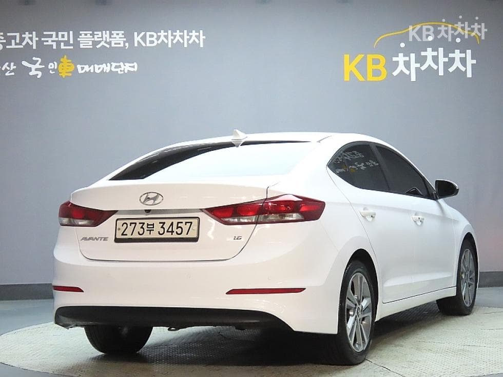 Hyundai Avante (Elantra)AD1.6 GDi Value Plus - 2