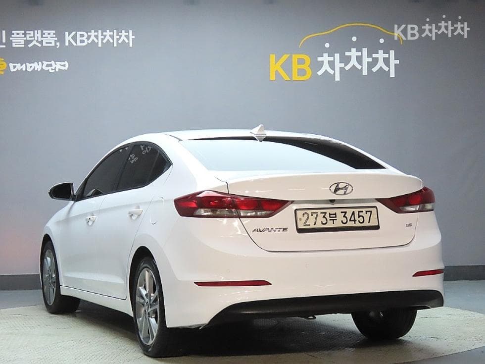 Hyundai Avante (Elantra)AD1.6 GDi Value Plus - 4