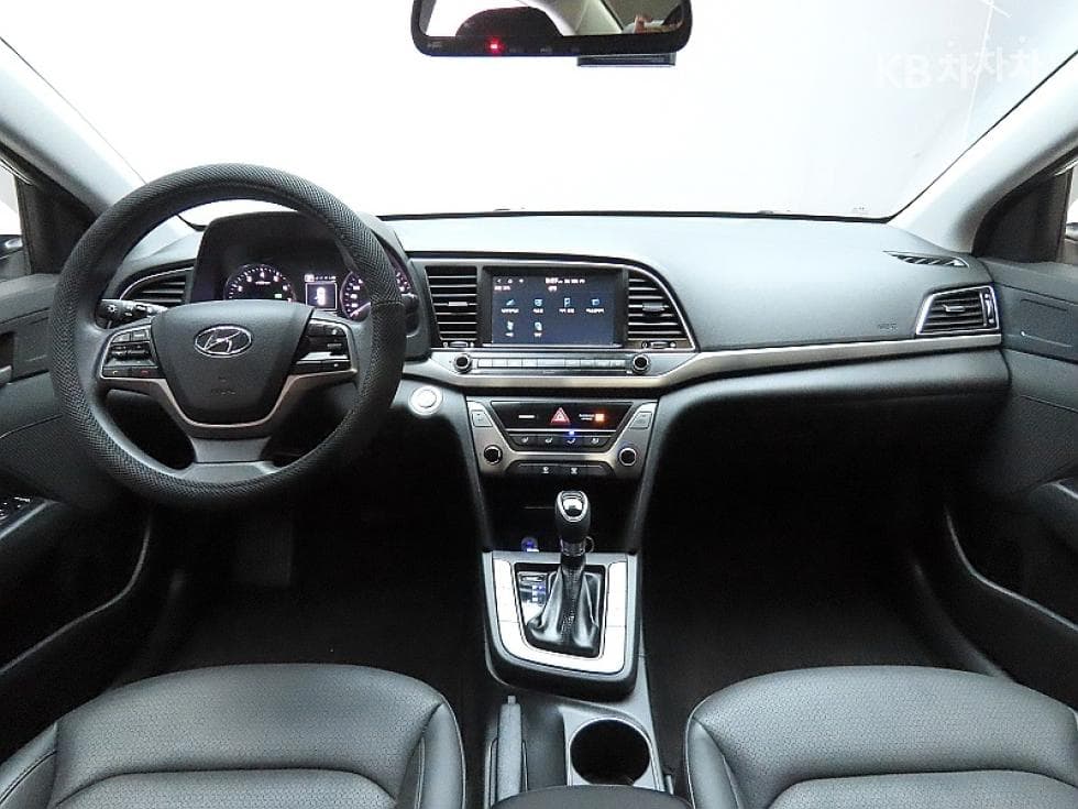 Hyundai Avante (Elantra)AD1.6 GDi Value Plus - 6
