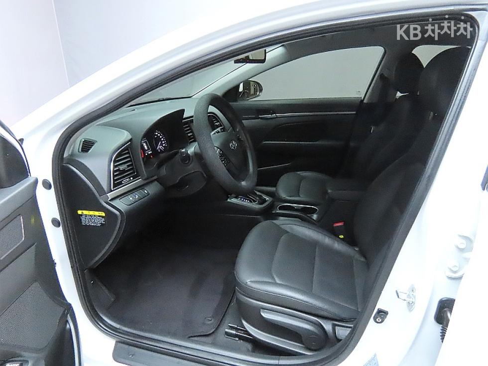 Hyundai Avante (Elantra)AD1.6 GDi Value Plus - 10
