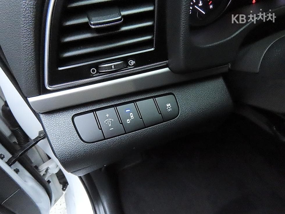 Hyundai Avante (Elantra)AD1.6 GDi Value Plus - 12