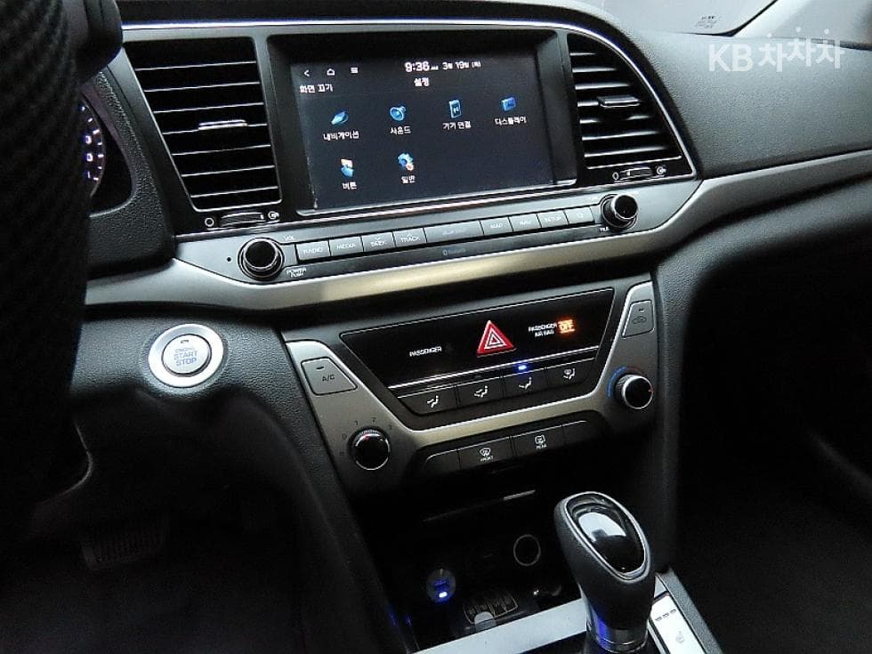 Hyundai Avante (Elantra)AD1.6 GDi Value Plus - 17
