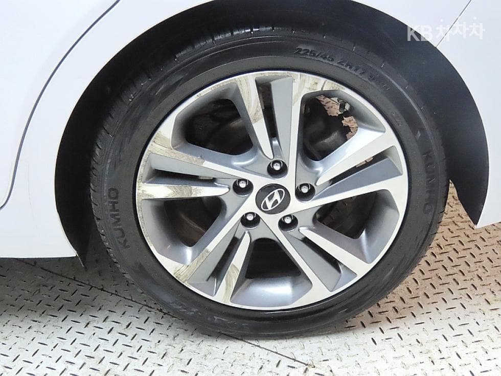 Hyundai Avante (Elantra)AD1.6 GDi Value Plus - 20