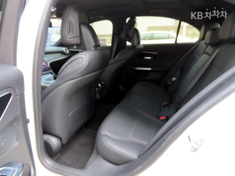 Mercedes-Benz C-Class 6세대(W206)C300 4Matic Avantgarde - 6