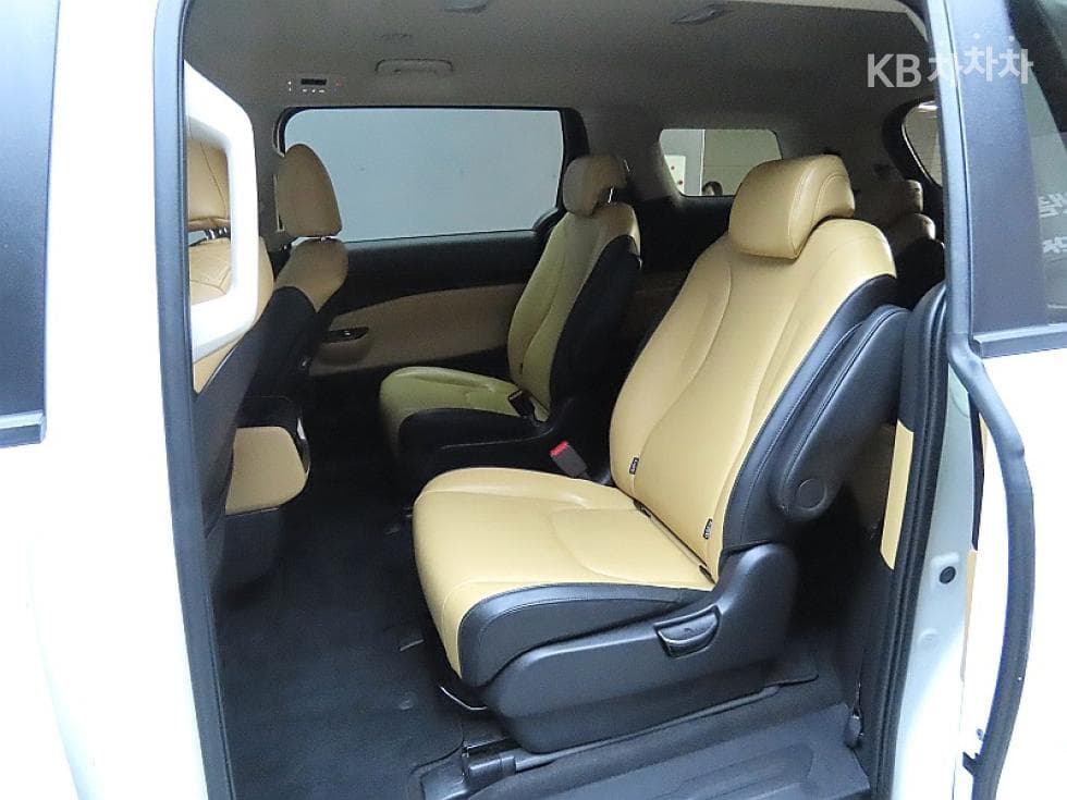 Kia Carnival 4th generationD2.2 9-seater Prestige - 11