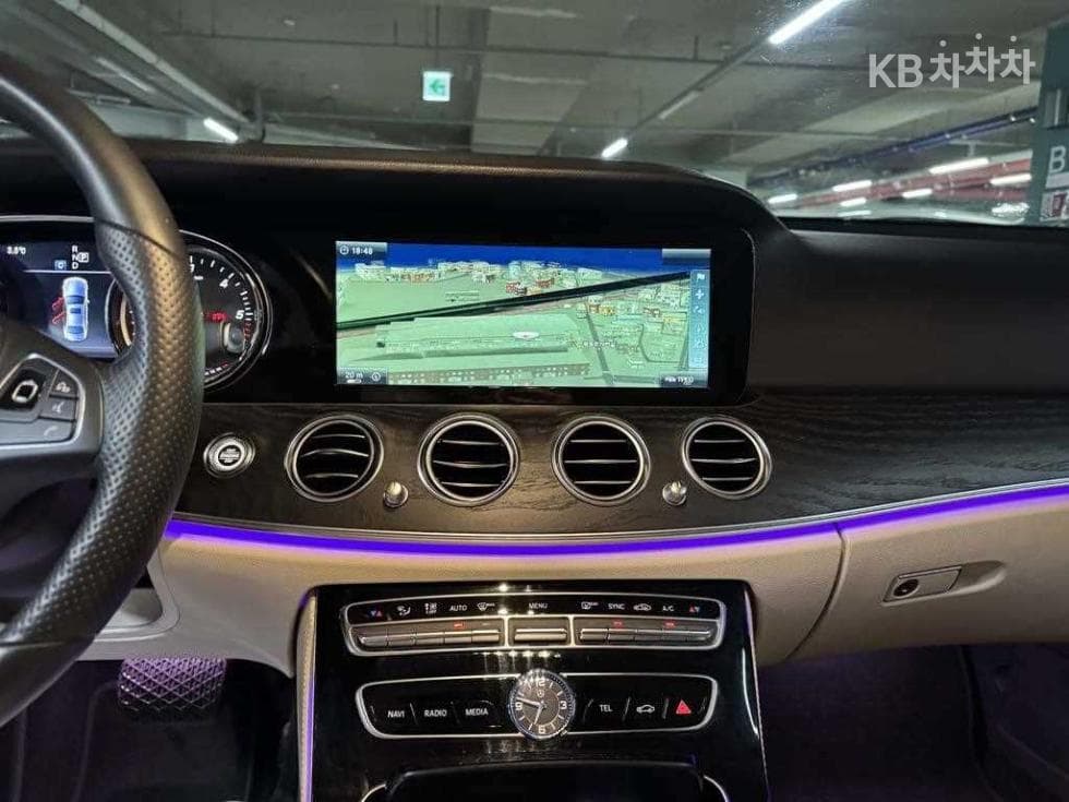 Mercedes-Benz E-Class (W213)E220d Avantgarde - 11