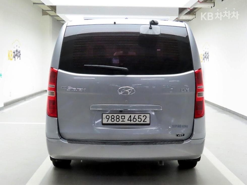 Hyundai Grand Starex5-seater Van Smart - 3