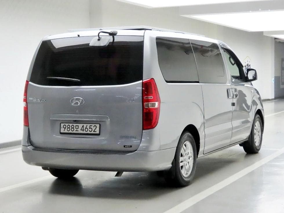 Hyundai Grand Starex5-seater Van Smart - 4