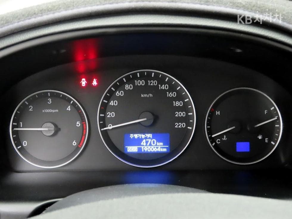 Hyundai Grand Starex5-seater Van Smart - 5