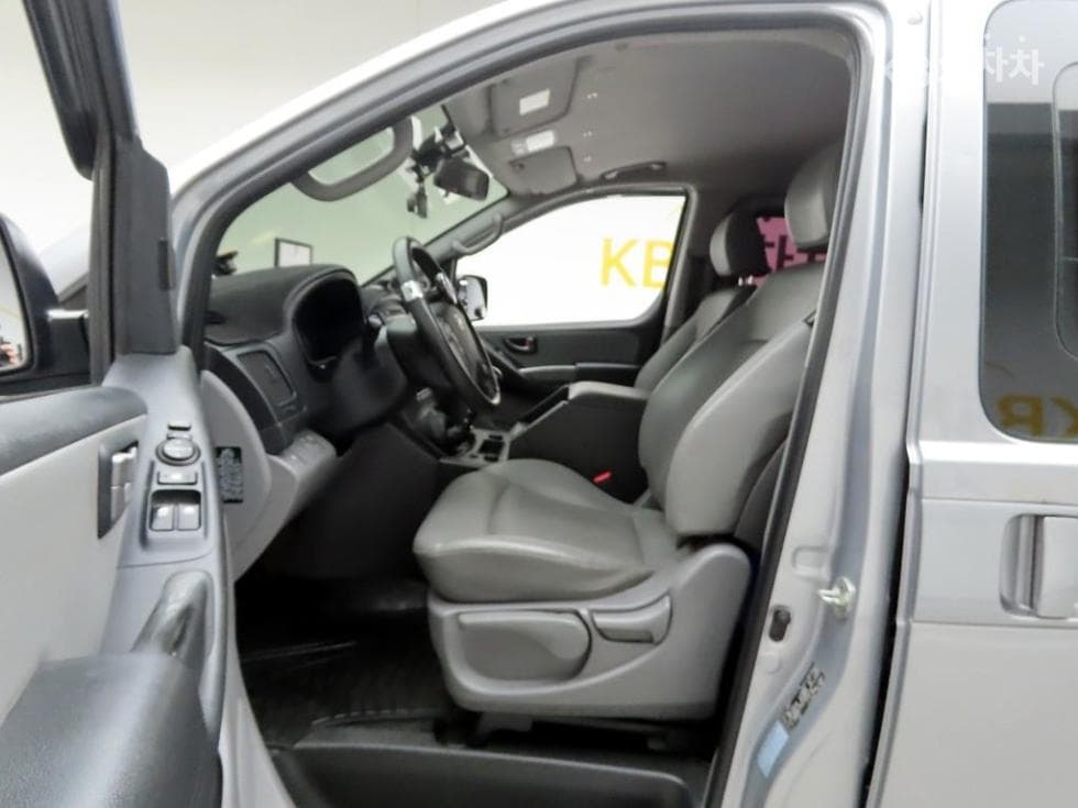 Hyundai Grand Starex5-seater Van Smart - 6