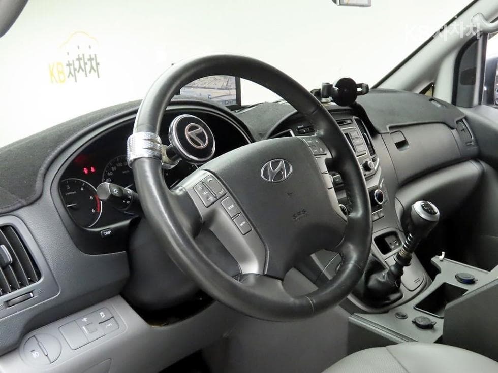 Hyundai Grand Starex5-seater Van Smart - 7