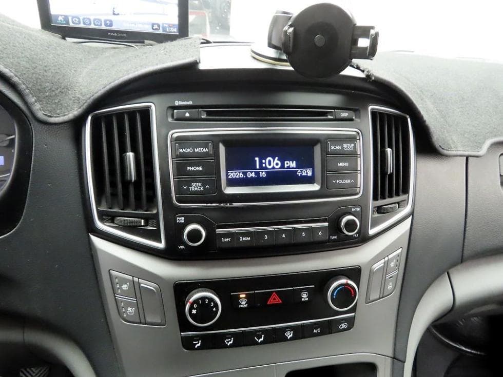 Hyundai Grand Starex5-seater Van Smart - 9
