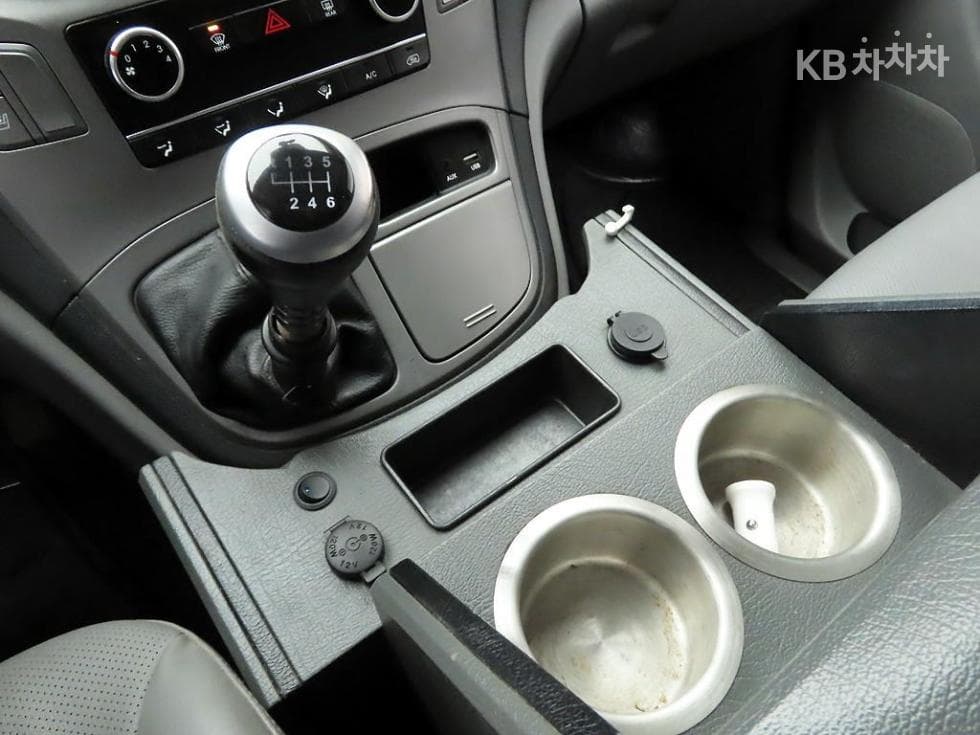 Hyundai Grand Starex5-seater Van Smart - 10